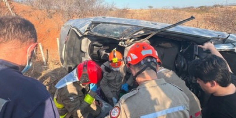 Cinco pessoas feridas em capotamento de carro na BR-230, entre Sousa e Marizópolis