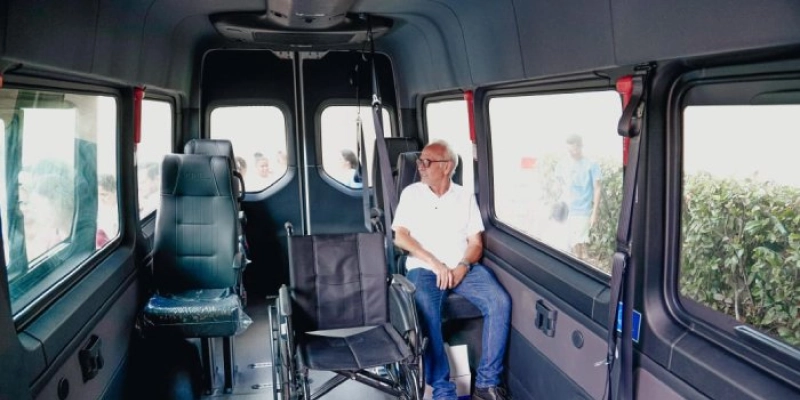 Em João Pessoa, Prefeito celebra doação de van adaptada para pacientes do Centro de Doenças Raras