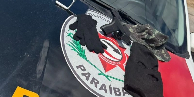 Polícia aborda carro e prende suspeitos com arma, munições e balaclava
