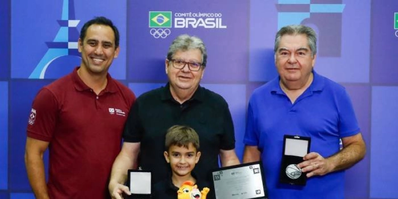 João Azevêdo participa de cerimônia de premiação de atletas e recebe homenagem pelo apoio aos Jogos da Juventude
