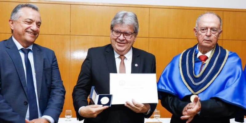 João Azevêdo é homenageado com título de acadêmico benemérito da Academia Paraibana de Engenharia e agradece honraria