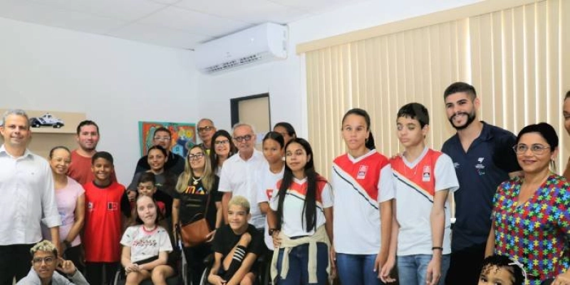 Prefeito recebe atletas que vão disputar Paralimpíadas Escolares e projeta construção de uma Vila Olímpica em parceria com o Governo do Estado
