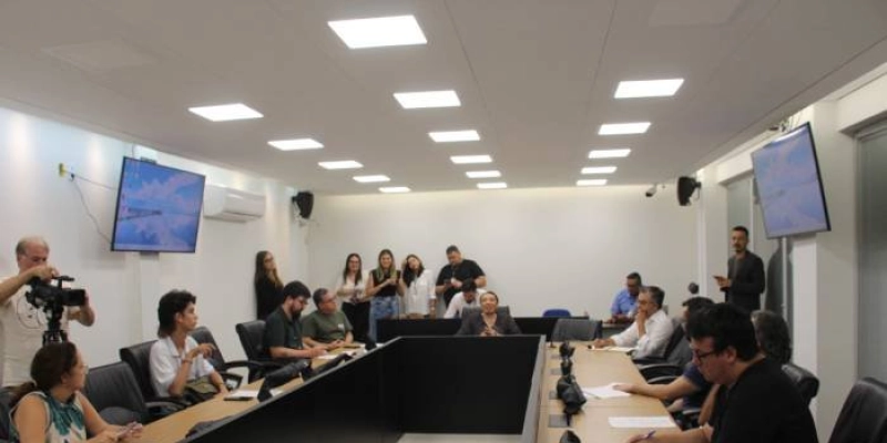 Assembleia debate regulamentação do uso de celulares em salas de aula