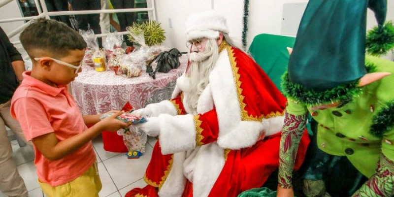 Prefeitura de JP promove dia de alegria para crianças do Centro de Doenças Raras com visita de Papai Noel