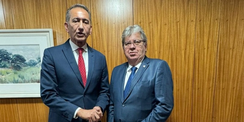 João Azevêdo vai novamente a Brasília e recebe garantia de ministro para os recursos da operação carro-pipa