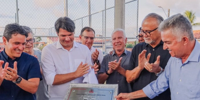 Prefeito em exercício entrega praça no Bairro dos Ipês totalmente revitalizada e moradores comemoram