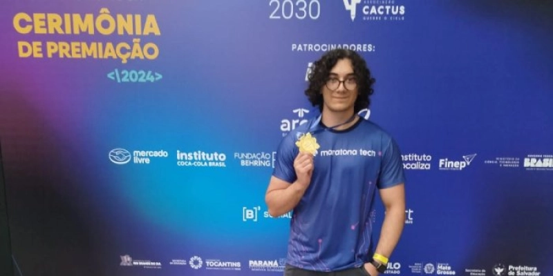 Estudante da rede estadual ganha medalha de ouro na Maratona Tech, em Curitiba (PR)