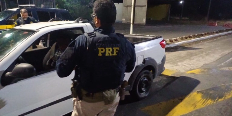 PRF na Paraíba prende foragido da Justiça, apreende documentação falsa e recupera veículo roubado