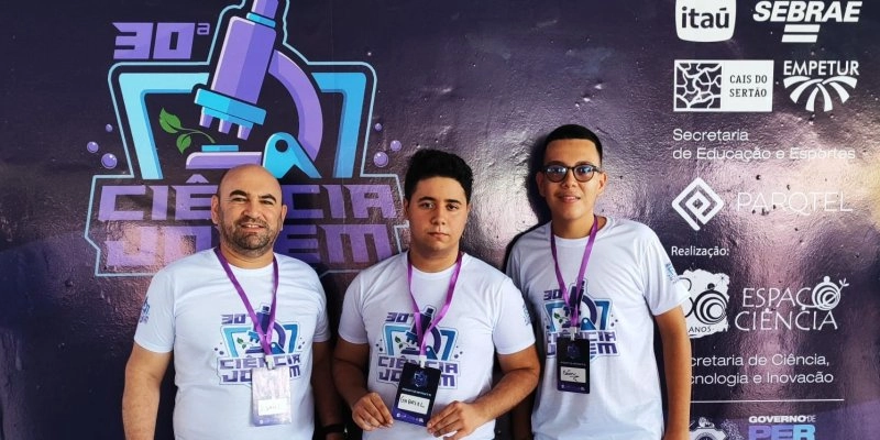 Estudantes da ECI de Santa Cecília expõem projeto de IA na Educação na 30ª Feira Ciência Jovem, em Recife