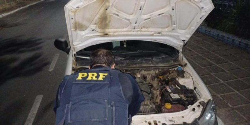 PRF na Paraíba prende foragido da Justiça, apreende documentação falsa e recupera veículo roubado