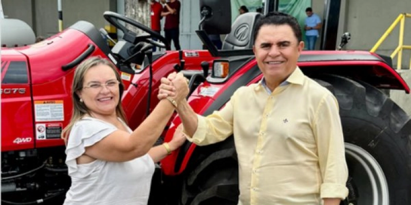 Trator entregue por Wilson Santiago promete avanço no setor rural de Olivedos