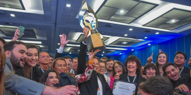 Sílvia Benjamin comemora prêmio conquistado pela ALPB na UNALE
