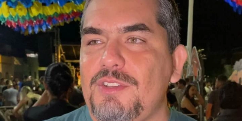 Prefeito de Coxixola avalia processo contra cantor da Cavaleiros do Forró por xenofobia