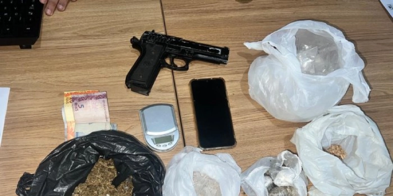 Polícia Militar aborda moto e apreende drogas e simulacro na PB
