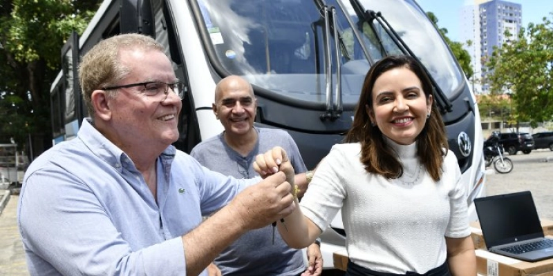 Secretária Pollyanna Dutra celebra novo ônibus do Programa Cidadão para ampliar inclusão social