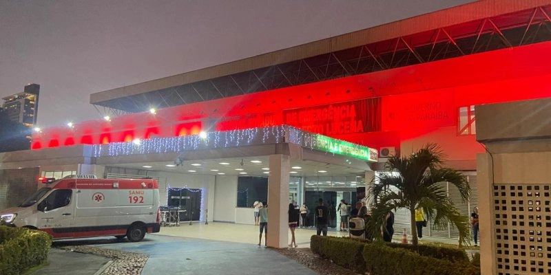 Dezembro Vermelho: fachada do Hospital de Trauma de João Pessoa ganha iluminação especial