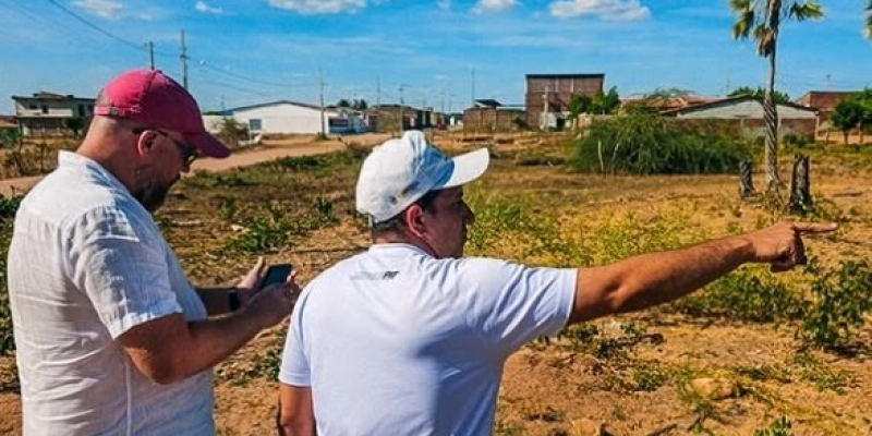 Técnico da Caixa e Secretário de Infraestrutura inspecionam terreno para nova escola do FNDE, em Aparecida