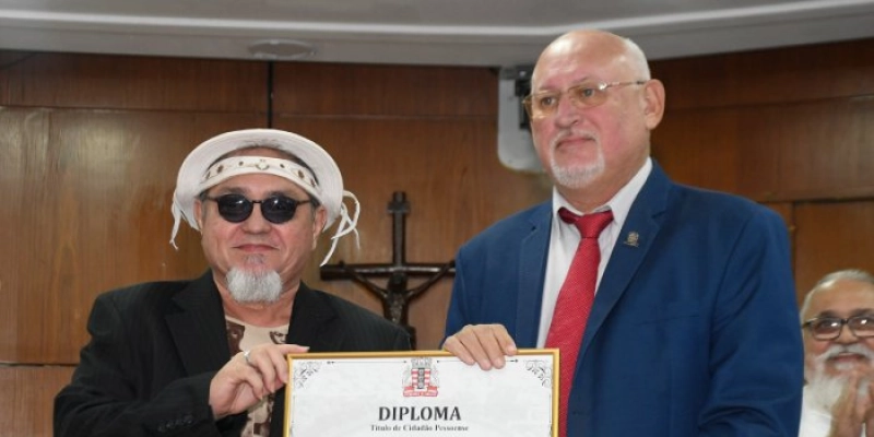 Poeta cordelista Merlânio Maia recebe cidadania pessoense na CMJP
