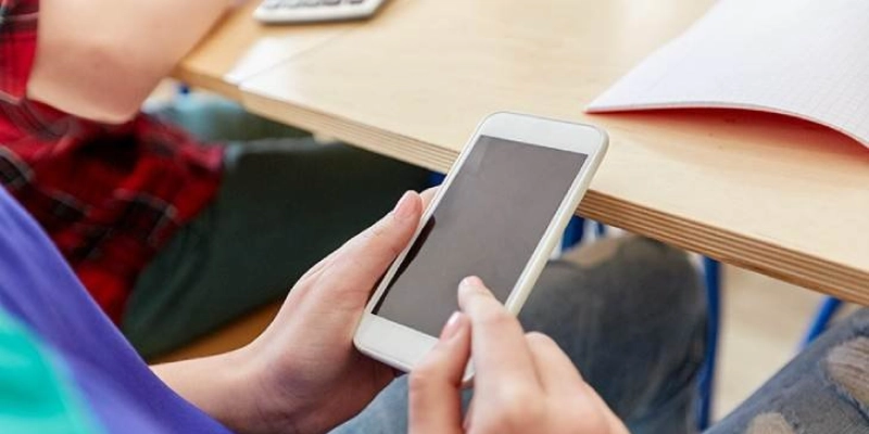 Uso de celulares em escolas: 86% dos brasileiros apoiam restrições, aponta pesquisa