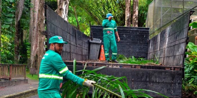 Mais de 30 bairros e seis corredores da Capital recebem ações de limpeza da Emlur