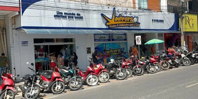 Universo Modas e Hotel La Ville desejam a todos um Natal de alegria e um Ano Novo cheio de realizações!