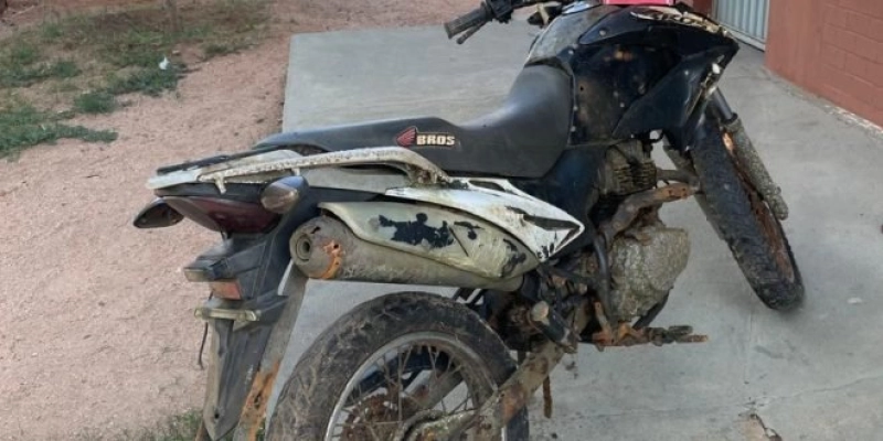 Moto roubada em 2021 é localizada submersa dentro de um açude