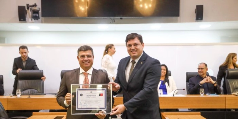 Assembleia concede cidadania paraibana ao prefeito de Cabedelo, Vitor Hugo