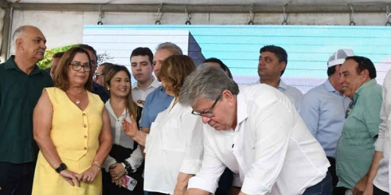 João Azevêdo autoriza reforma e ampliação de hospitais e inspeciona obras de construção do Trauma do Sertão, em Patos