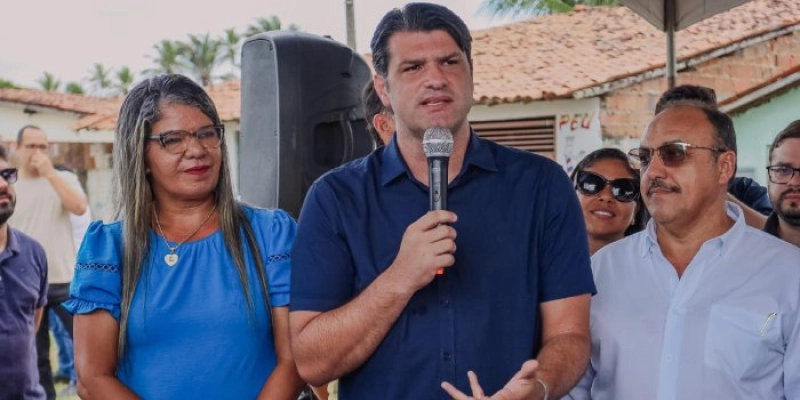 Cícero assina ordem de serviço para construção do Campo do Alvorada, no Bairro dos Novais, em JP