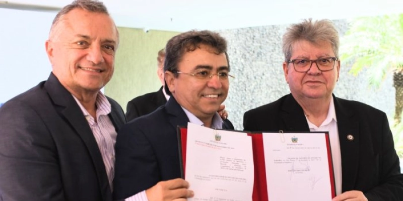 João Azevêdo assina decreto e inclui setor de transporte de cargas no parcelamento do ICMS de dezembro