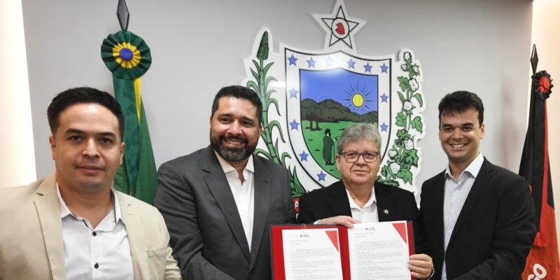 João Azevêdo firma contrato com os Correios para distribuição de medicamentos e insumos nas unidades de Saúde