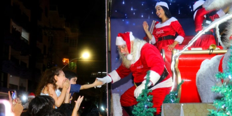 Moradores e turistas se emocionam durante passagem da Caravana Iluminada da Coca-Cola por João Pessoa