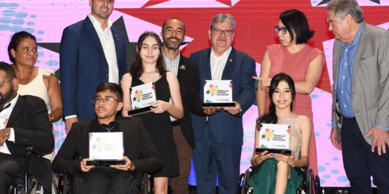 João Azevêdo homenageia atletas que se destacaram em 2024 e anuncia investimentos para o esporte