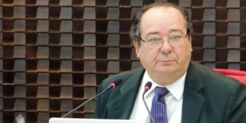 Tribunal de Contas da Paraíba concede aposentadoria compulsória a conselheiro Arthur Cunha Lima