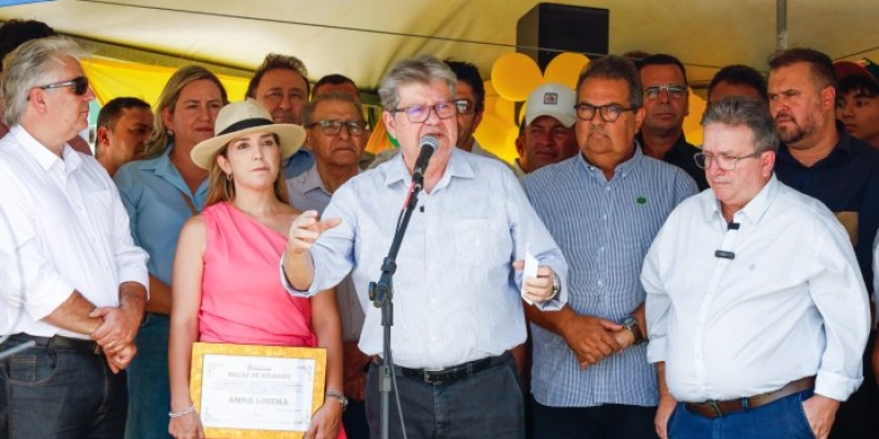 João Azevêdo entrega obra e veículos para a Defesa Agropecuária em Monteiro
