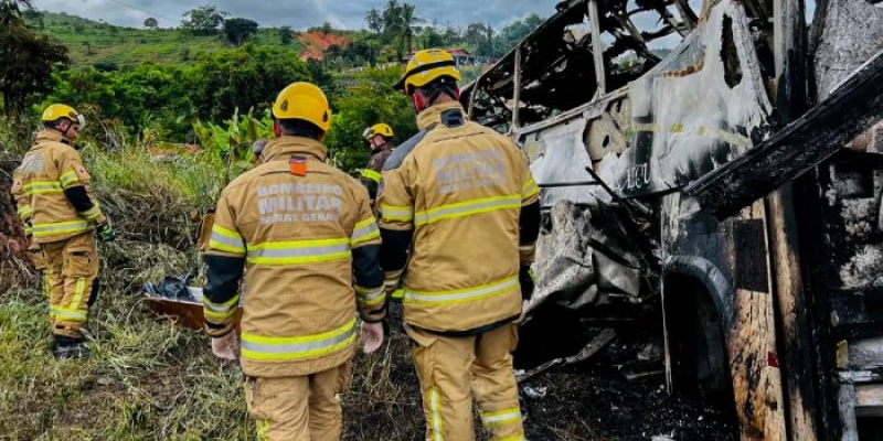 Bloco de granito provoca acidente devastador na BR-116, com mais de 35 mortes confirmadas