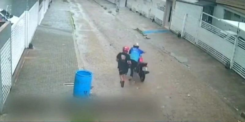 Supermercado é assaltado; criminosos fogem de moto