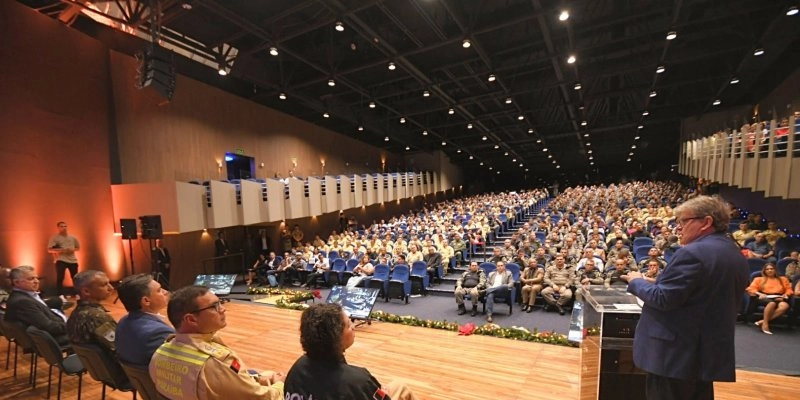 João Azevêdo oficializa promoção de 496 policiais e bombeiros militares e autoriza novas ascensões