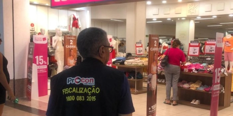 Procon fiscaliza lojas do comércio central da Capital durante Operação Natal 2024
