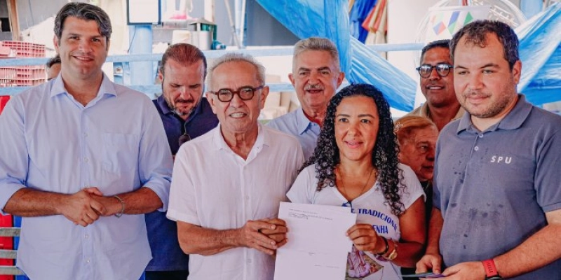 Cícero Lucena entrega certidões de regularização fundiária para 37 famílias de pescadores da Penha