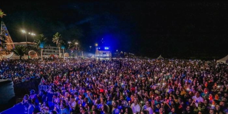 Danieze Santiago, Cheiro de Amor, Desejo de Menina, No Sigilo, Djs Cris L e André Loyola fazem festa da virada na Orla