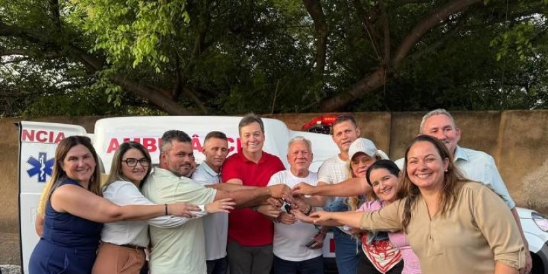 Deputado Júnior Araújo entrega ambulância no último dia de mandato de Zé Aldemir em Cajazeiras
