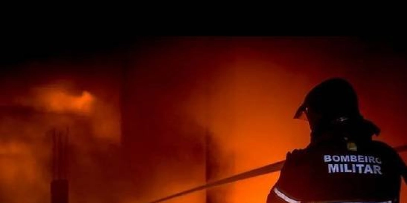 Incêndio causado por fogos de artifício assusta moradores em Campina Grande