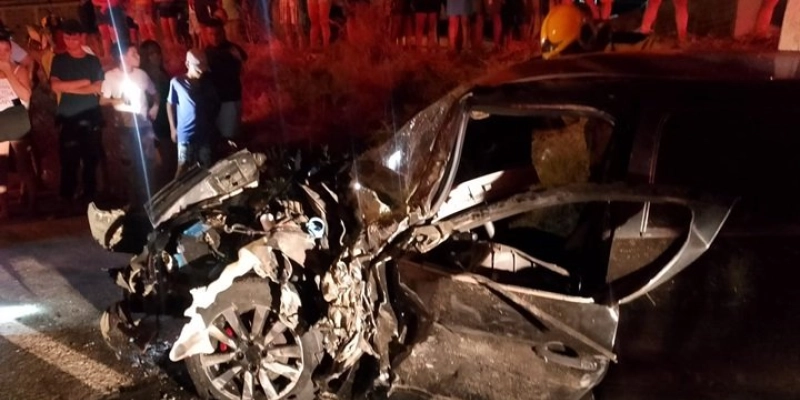 Família ferida após Gol ser destruído em colisão com caminhão na BR-405 perto de Marizópolis