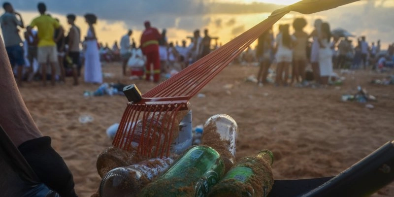 Operação de limpeza da Emlur coleta mais de 100 toneladas de resíduos após festejos de Réveillon