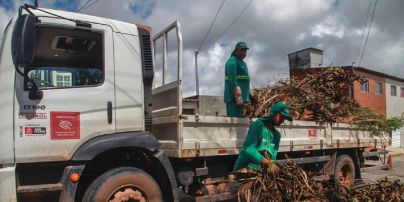 Emlur atende 12 bairros com recolhimento de resíduos de poda de árvores
