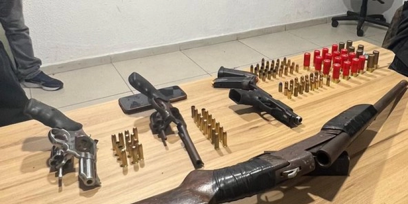Polícia Militar frustra ataque de grupo criminoso, apreende armas e farta quantidade de munição