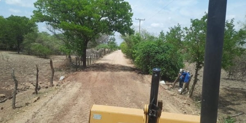 Prefeitura de Sousa realiza serviço de drenagem em três pontos de estrada vicinal de Carnaubinha