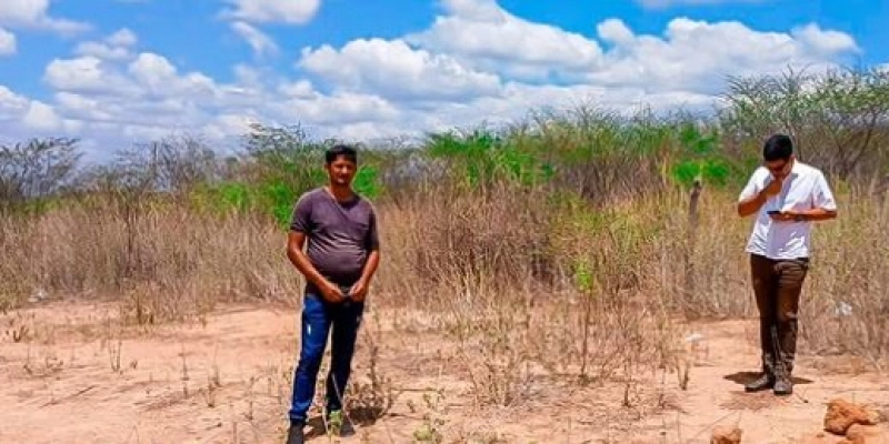 Engenheiro Civil da Caixa inspeciona terreno para obras de construção de 50 casas em Aparecida