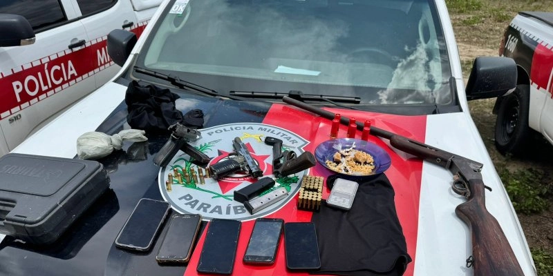 Polícia apreende quatro armas de fogo, drogas e foragidos da justiça em operação na cidade de Pombal